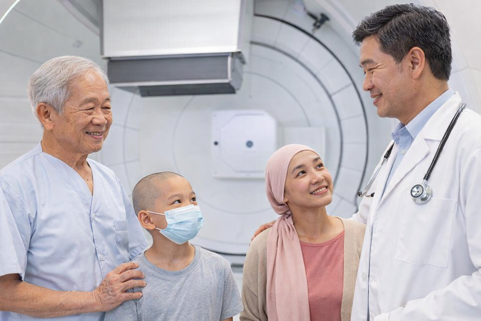 Hình ảnh bác sĩ tư vấn điều trị xạ trị proton cho bệnh nhân ung thư tại bệnh viện Singapore với công nghệ hiện đại